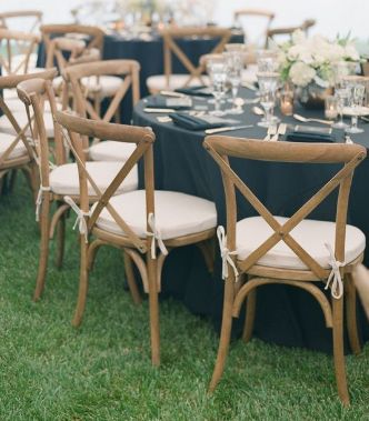 drewniane krzesła na wesele